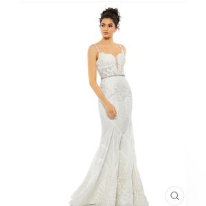 EMBROIDERED SLEEVELESS PLUNGE NECK TRUMPET GOWN